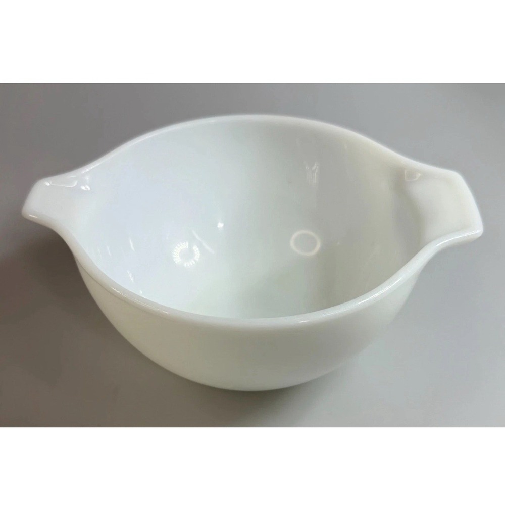 Pyrex #441 - 1 1/2 PT White Cinderella Mixing Nesting Bowl